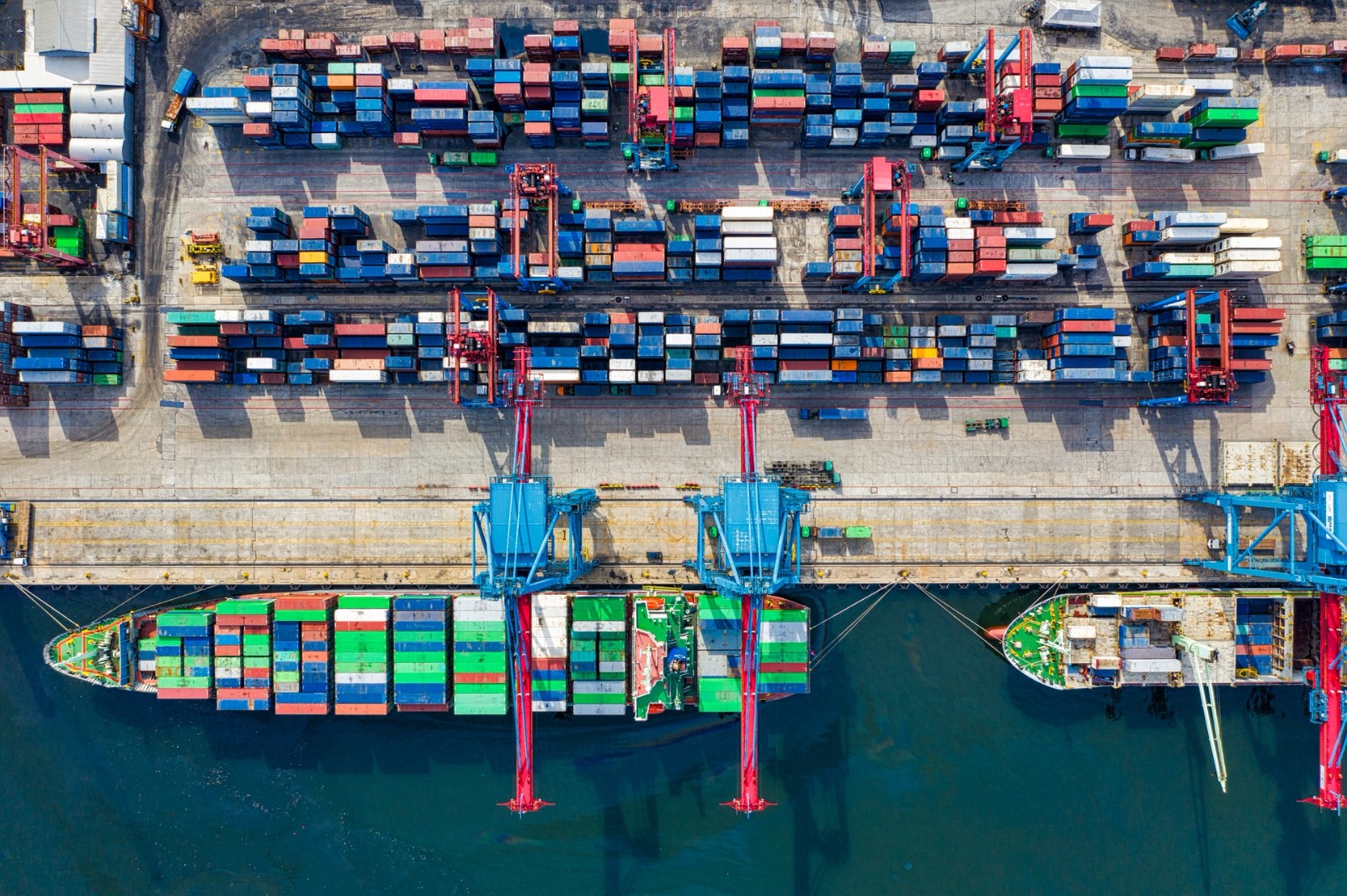 5df9dfb467c9e.jpg birds-eye-view-photo-of-freight-containers-2226458.jpg